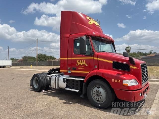 Volvo VNM42T Cabezas tractoras