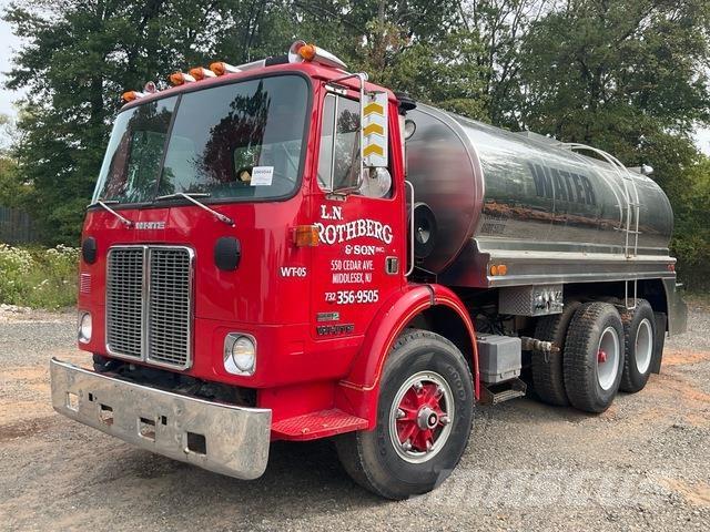 White  Camiones cisterna