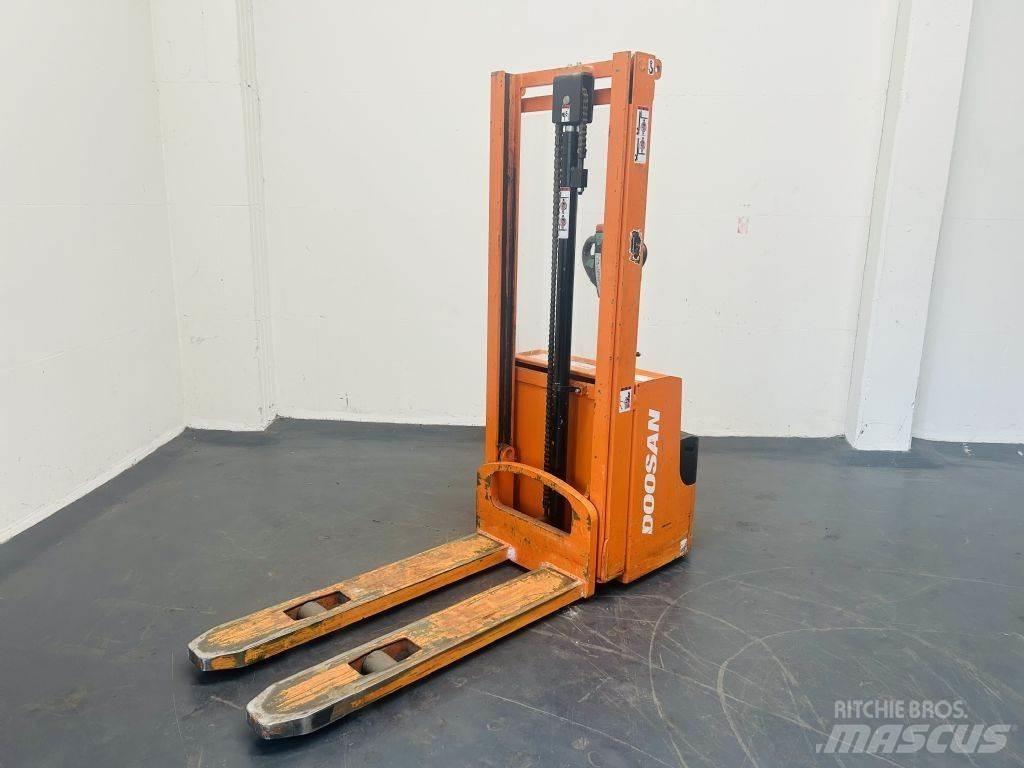 Doosan LEDS12.5C Apiladores eléctricos