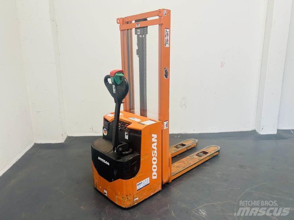 Doosan LEDS12.5C Apiladores eléctricos