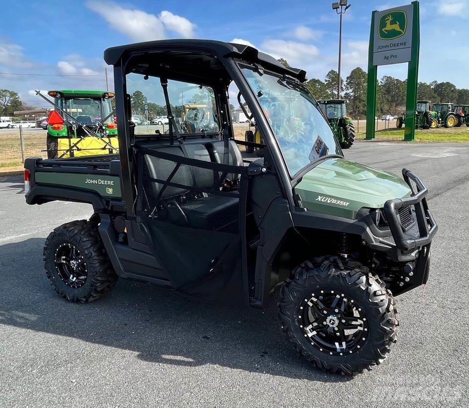 John Deere 835M Maquinaria para servicios públicos