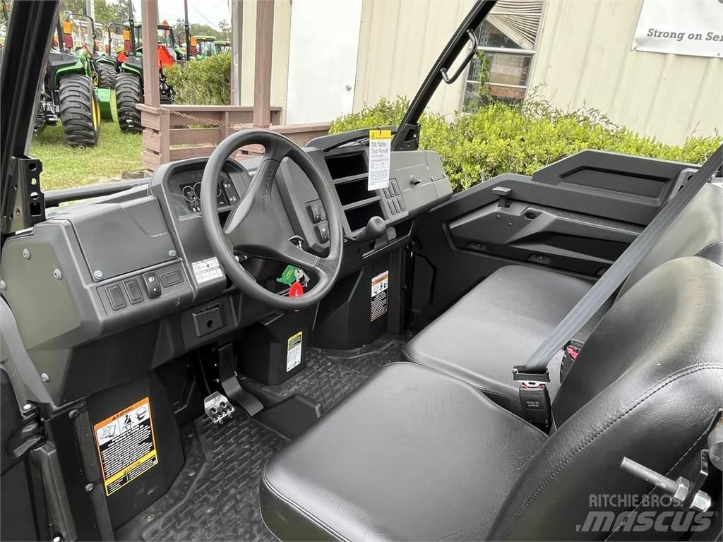 John Deere 835M Maquinaria para servicios públicos