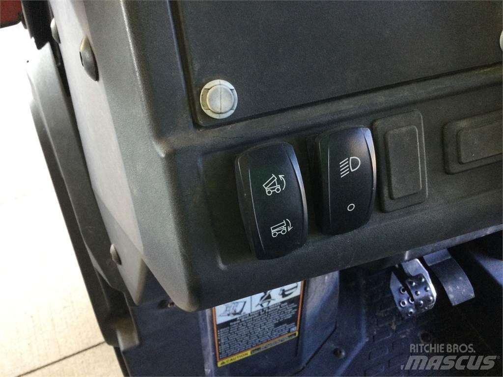 John Deere 835M Maquinaria para servicios públicos