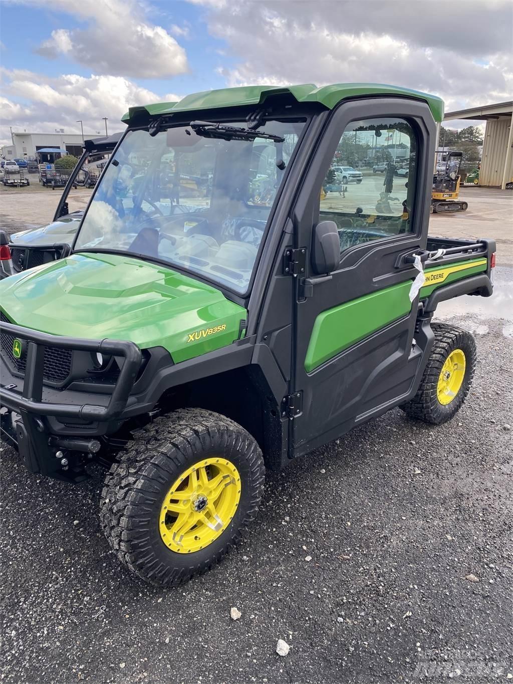 John Deere 835R Maquinaria para servicios públicos