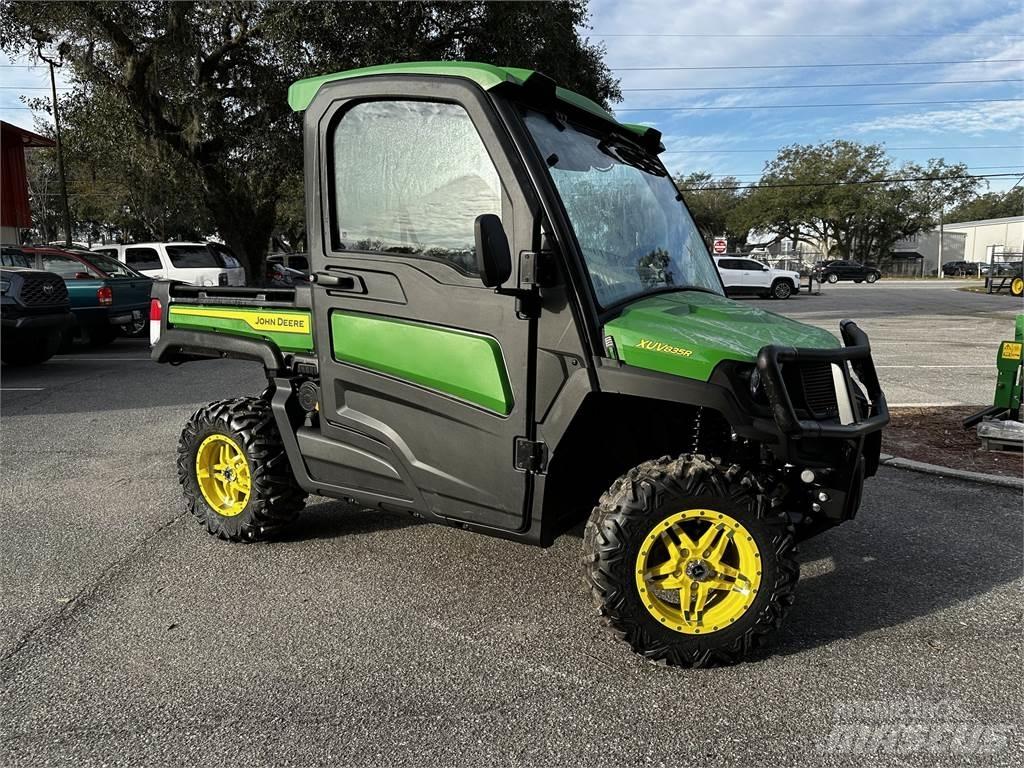 John Deere 835R Maquinaria para servicios públicos