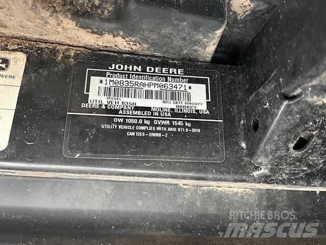 John Deere 835R Maquinaria para servicios públicos