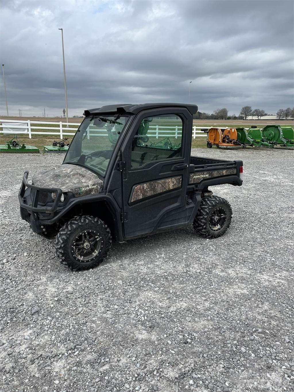 John Deere 835R Maquinaria para servicios públicos
