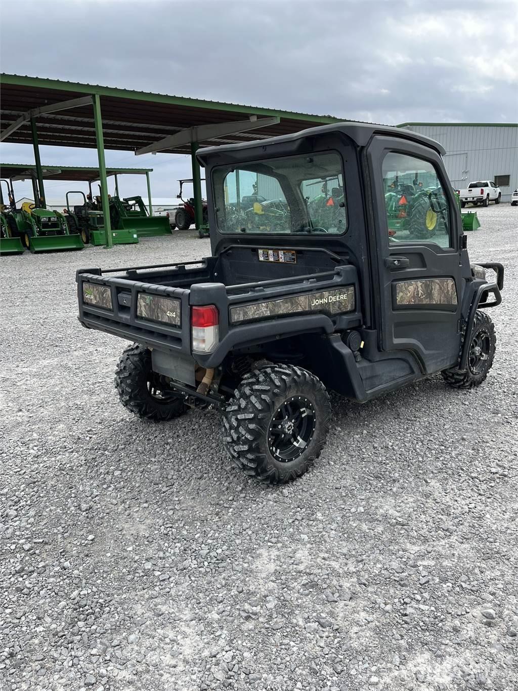 John Deere 835R Maquinaria para servicios públicos