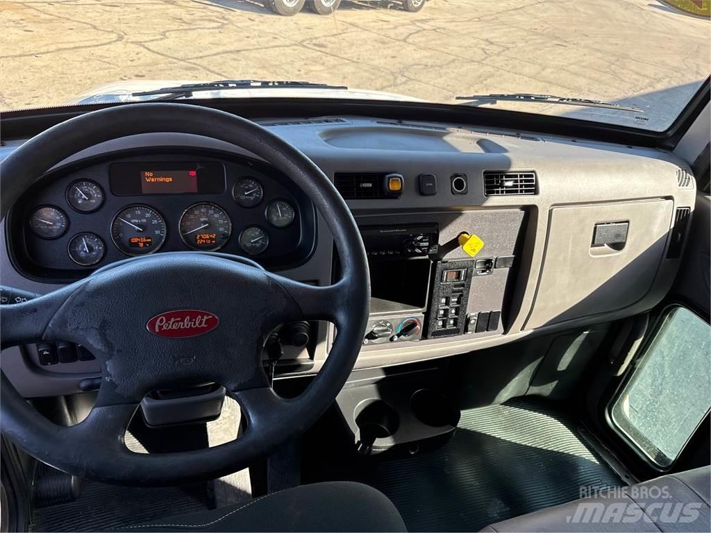 Peterbilt 337 Camiones caja cerrada
