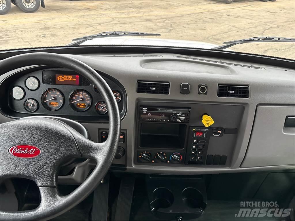 Peterbilt 337 Camiones caja cerrada