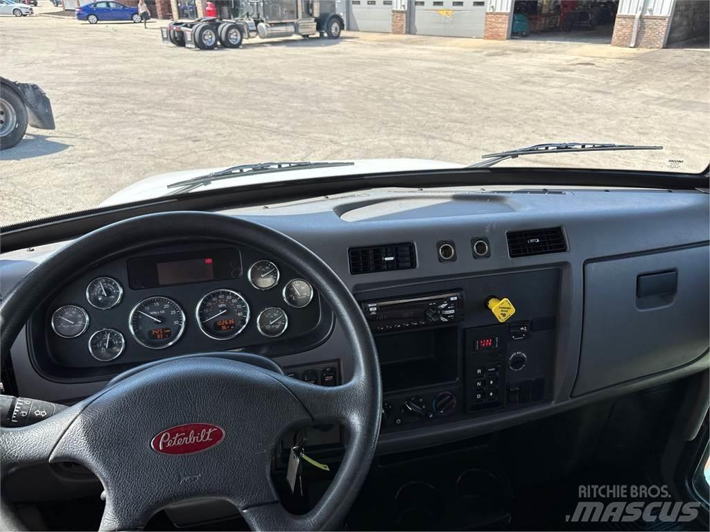 Peterbilt 337 Camiones caja cerrada