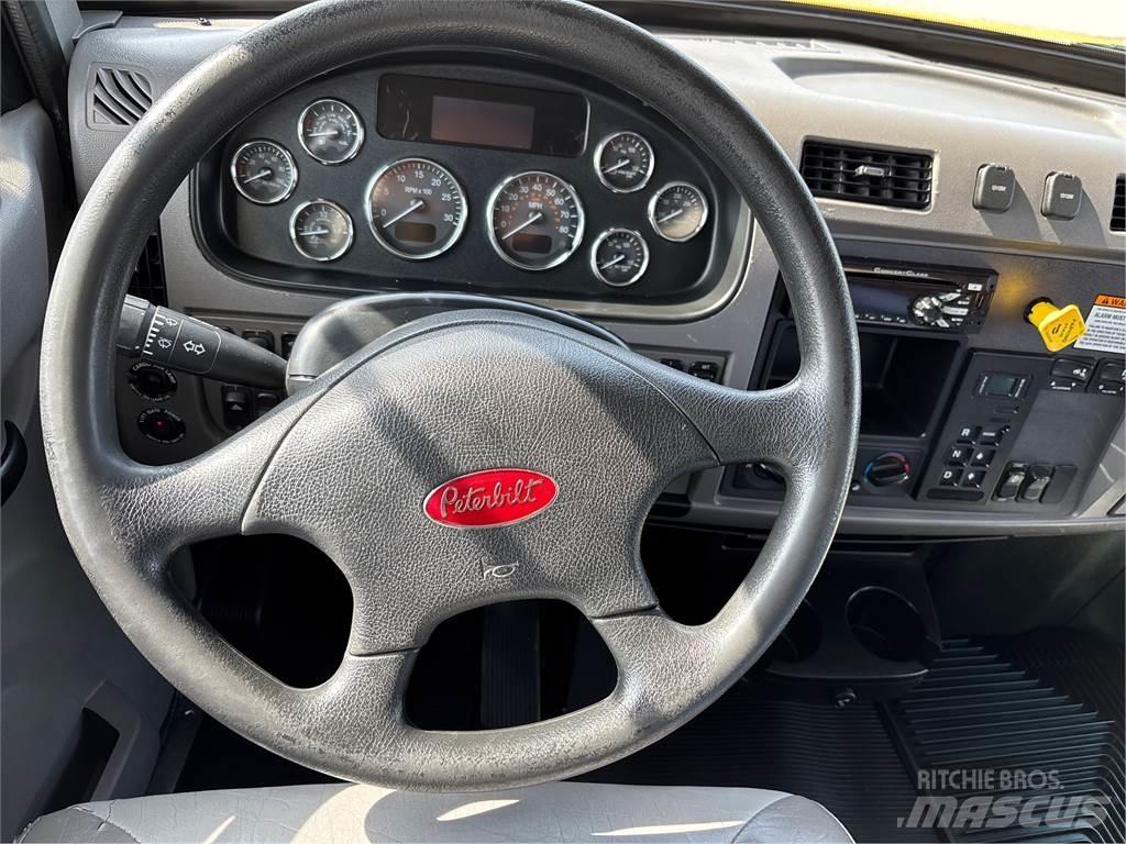 Peterbilt 337 Camiones caja cerrada