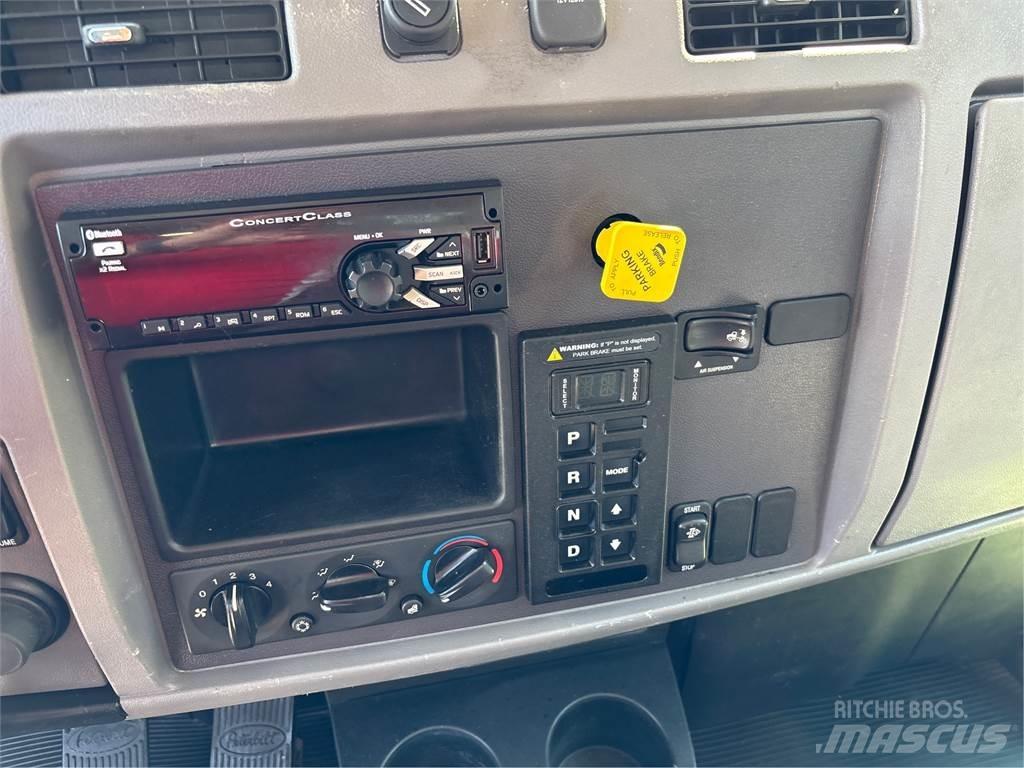 Peterbilt 337 Camiones caja cerrada