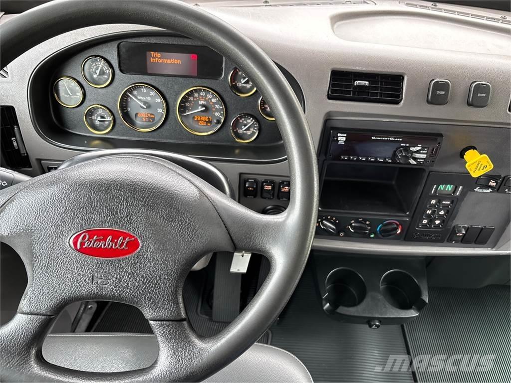 Peterbilt 348 Camiones caja cerrada