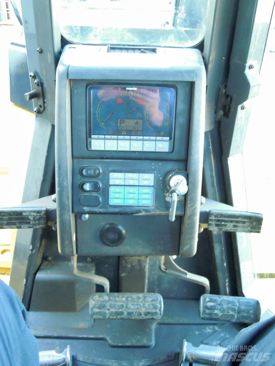 Komatsu D155AX-6 Buldozer sobre oruga