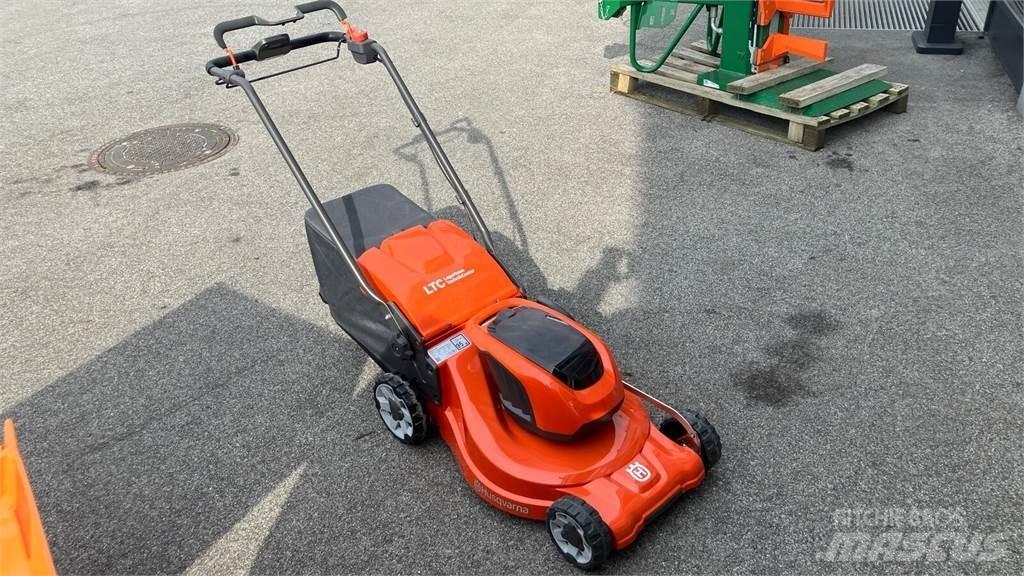 Husqvarna LC 347iVX Tractores corta-césped
