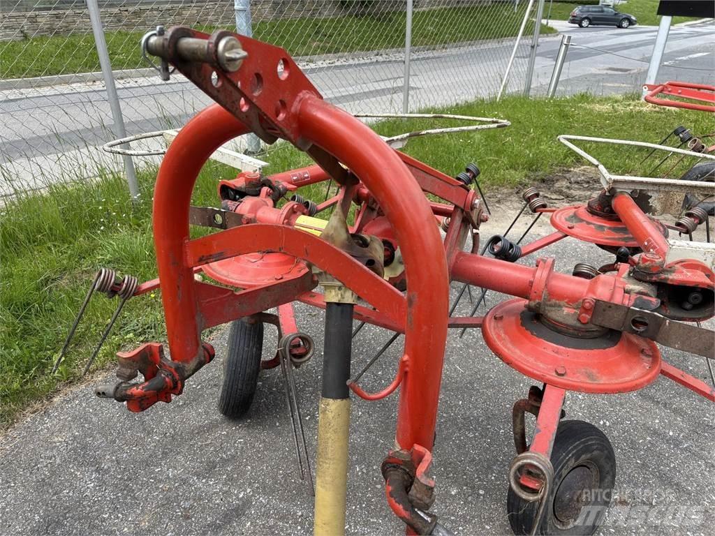 Kuhn GF 440 P Rastrillos y henificadores