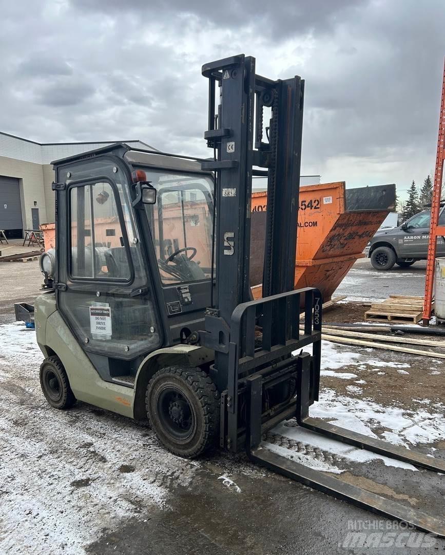 UN Forklift FL25T-JA Construcción - Otros