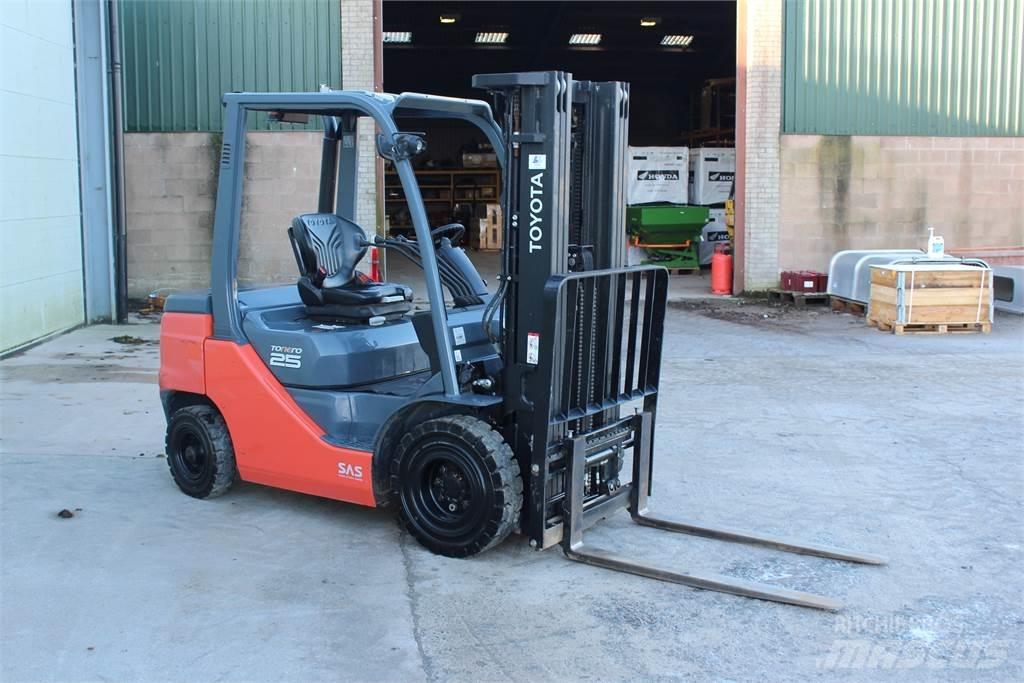 Toyota Tonero 2.5T Construcción - Otros