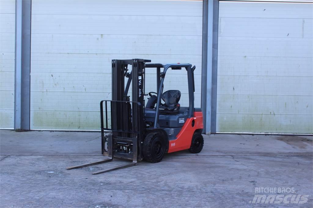 Toyota Tonero 2.5T Construcción - Otros