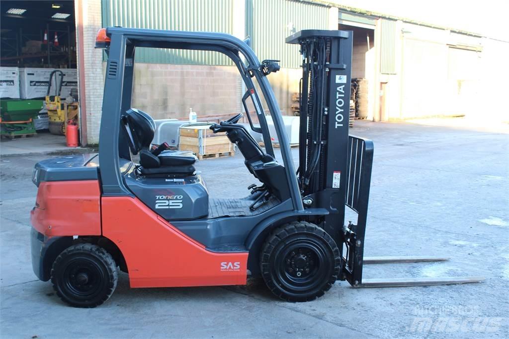 Toyota Tonero 2.5T Construcción - Otros