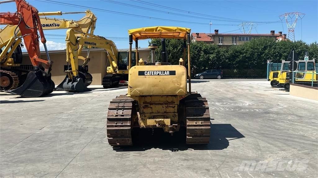 CAT D4D Buldozer sobre oruga