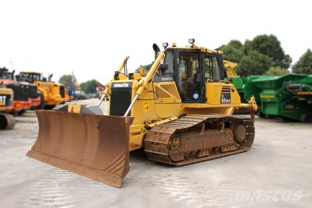 Komatsu D65WX-16 Buldozer sobre oruga