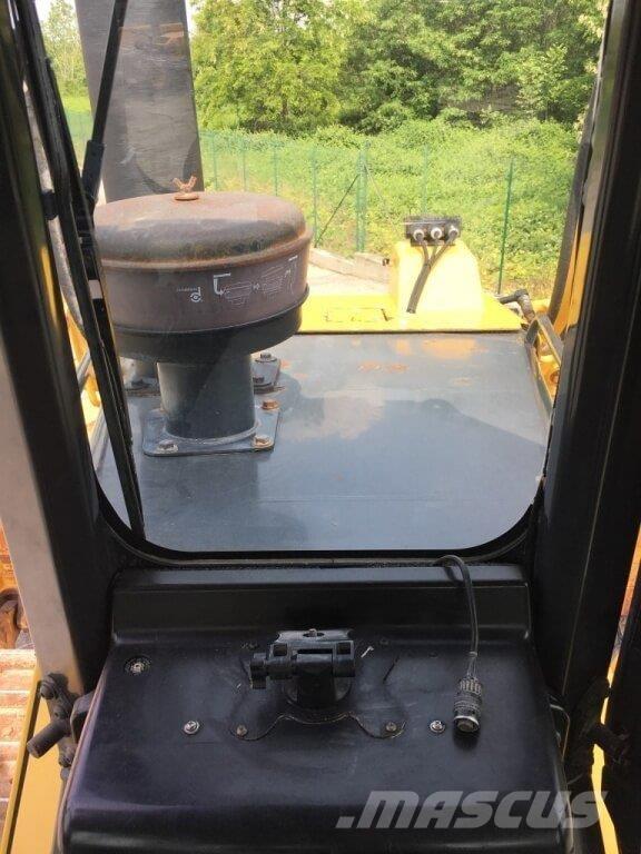 Komatsu D65WX-16 Buldozer sobre oruga