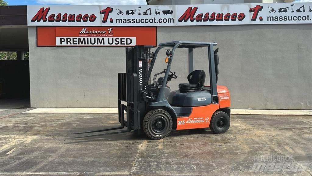 Toyota 62-7FDF25 Carretillas diesel