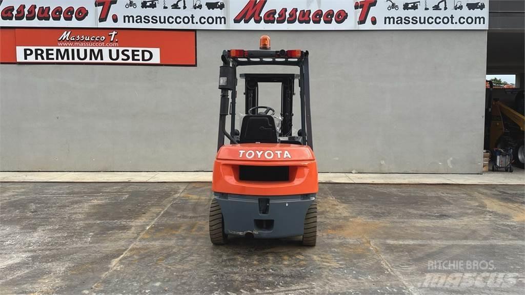 Toyota 62-7FDF25 Carretillas diesel