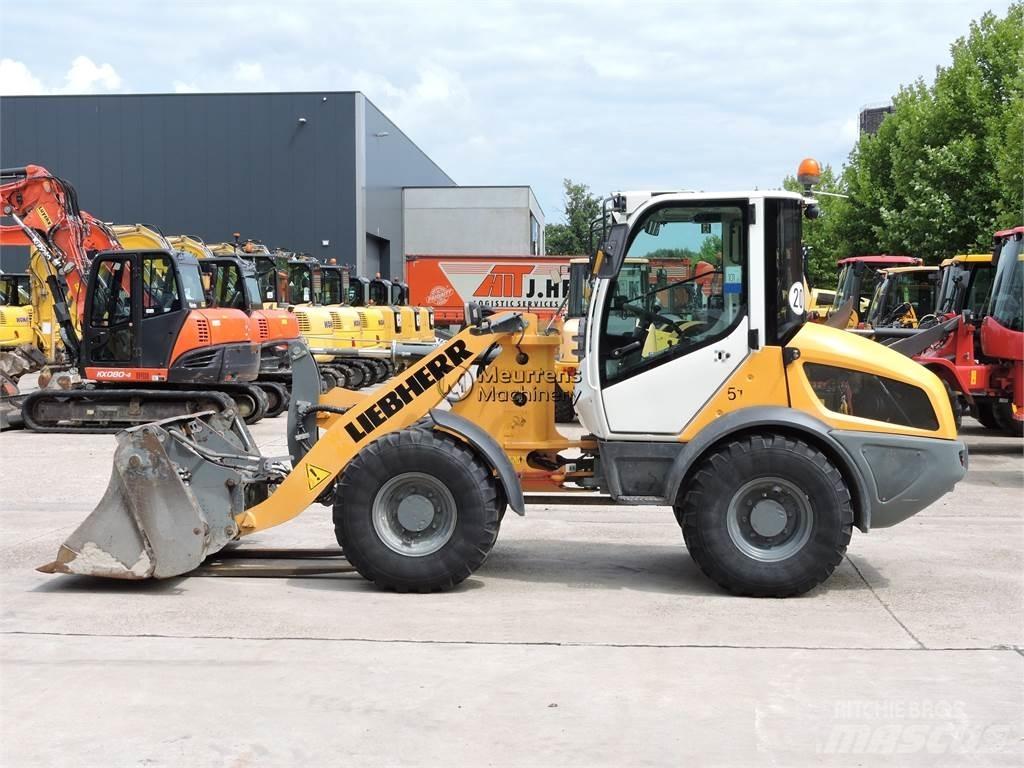 Liebherr L508 + FORK Cargadoras sobre ruedas