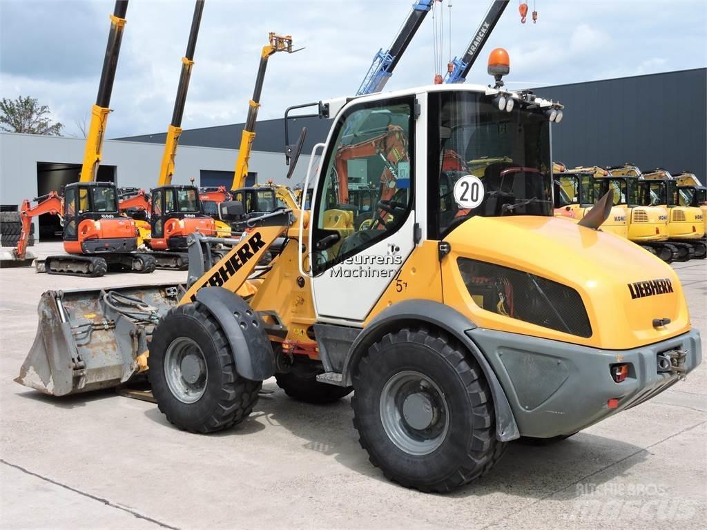 Liebherr L508 + FORK Cargadoras sobre ruedas