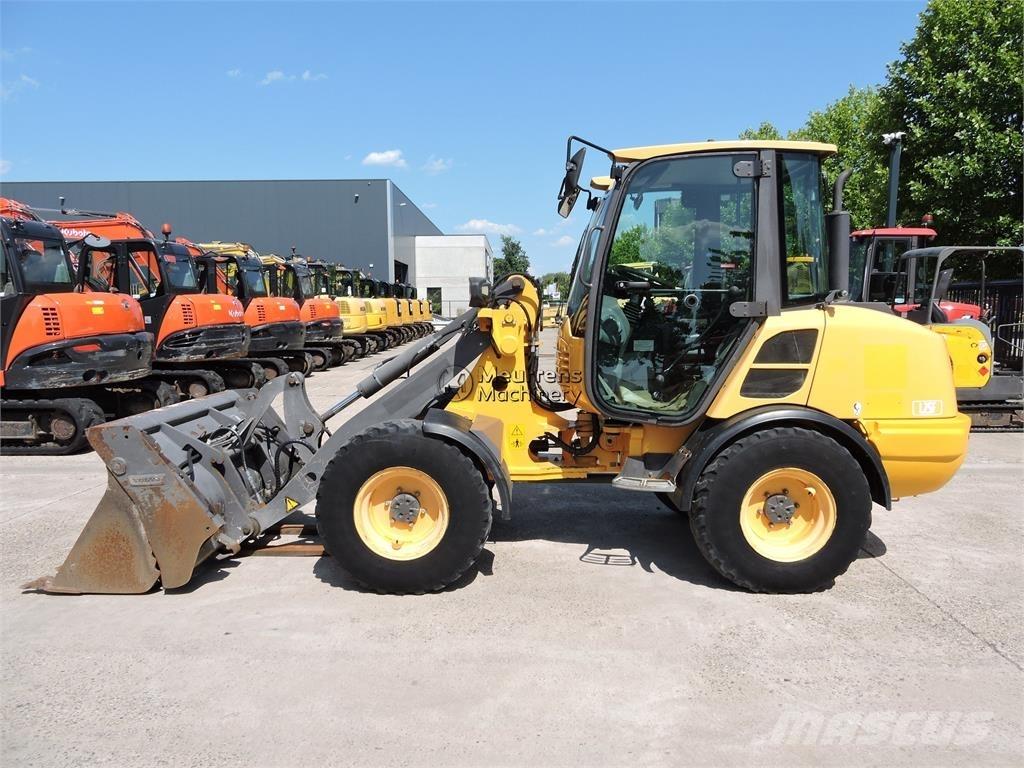 Volvo L25F + FORK Cargadoras sobre ruedas