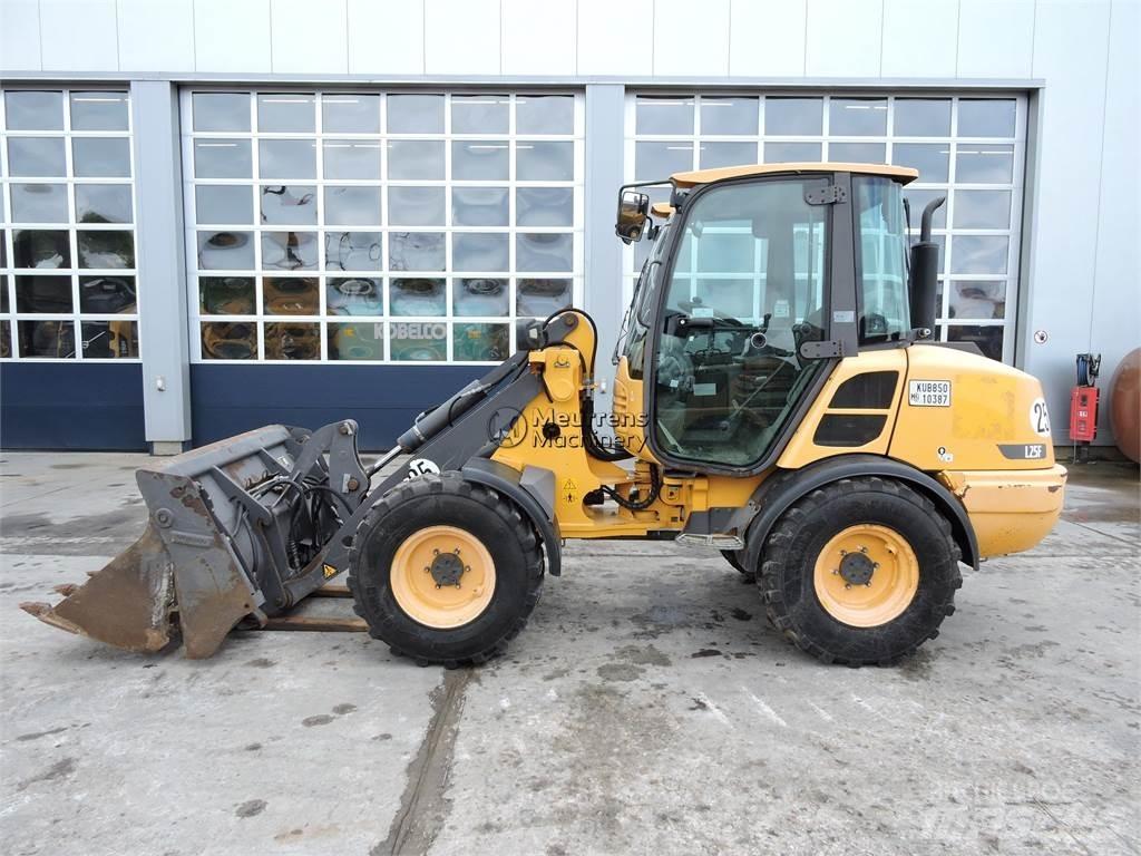 Volvo L25F + FORK Cargadoras sobre ruedas