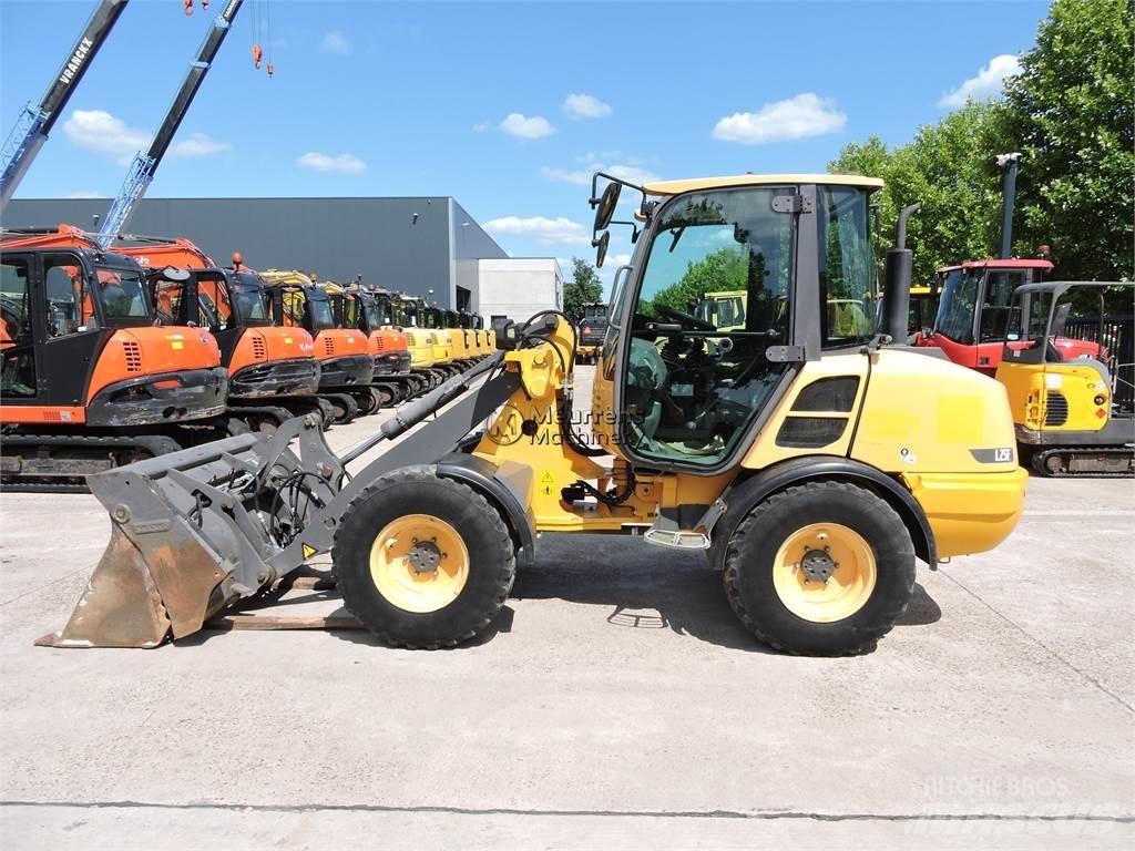 Volvo L25F + FORK Cargadoras sobre ruedas
