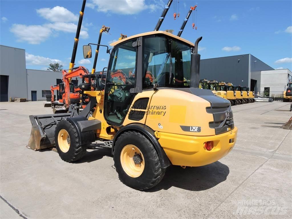 Volvo L25F + FORK Cargadoras sobre ruedas