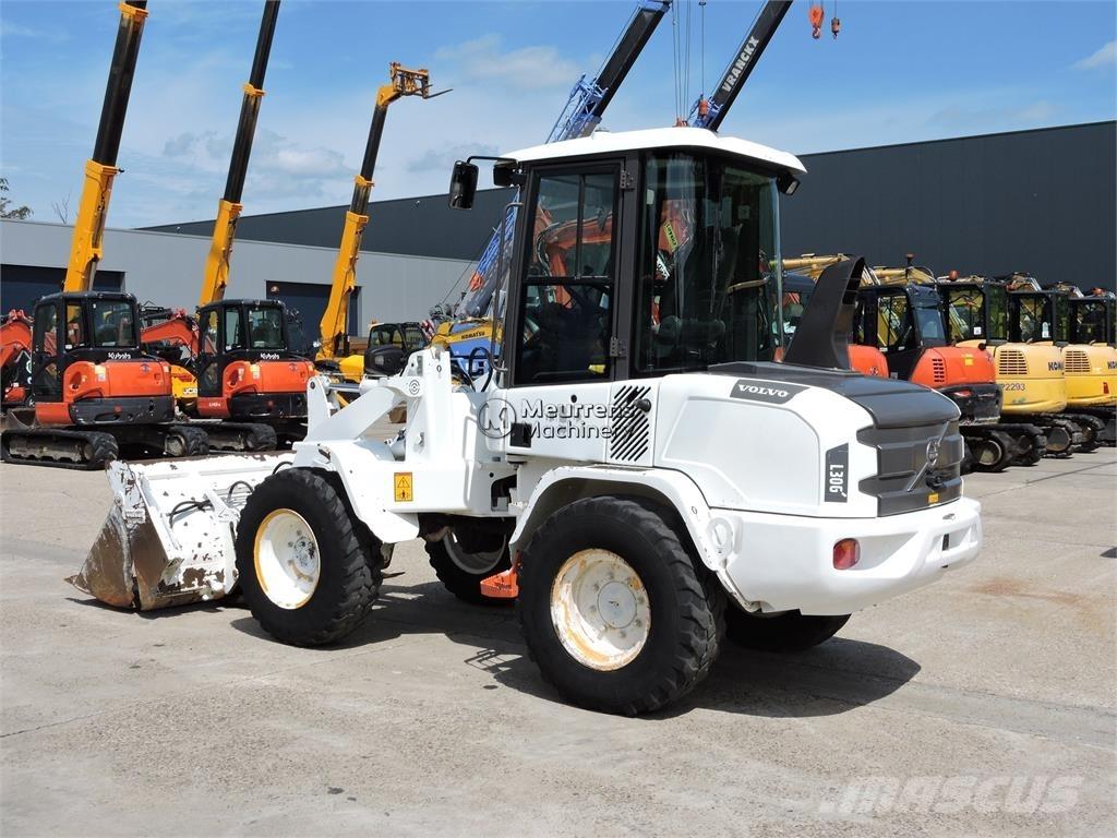 Volvo L30G + FORK Cargadoras sobre ruedas