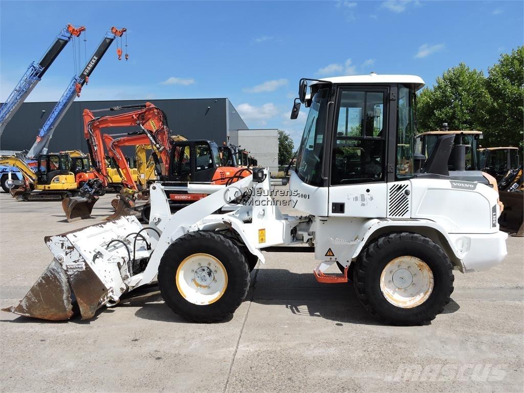 Volvo L30G + FORK Cargadoras sobre ruedas