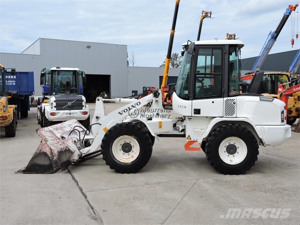 Volvo L30G + FORK Cargadoras sobre ruedas
