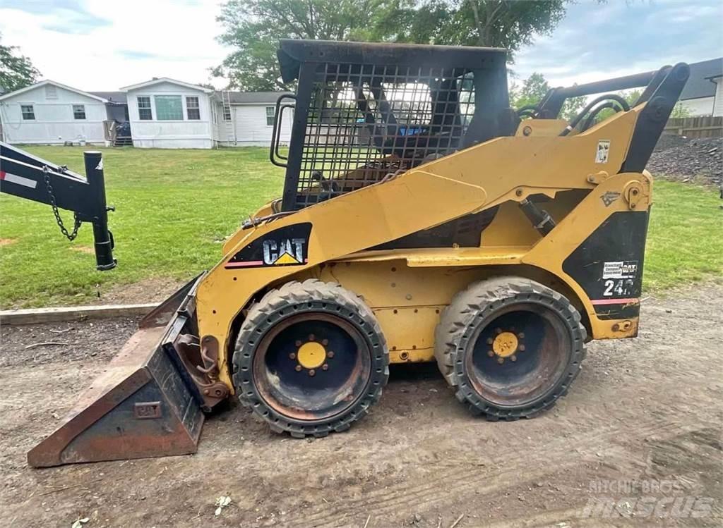 CAT 242 Minicargadoras