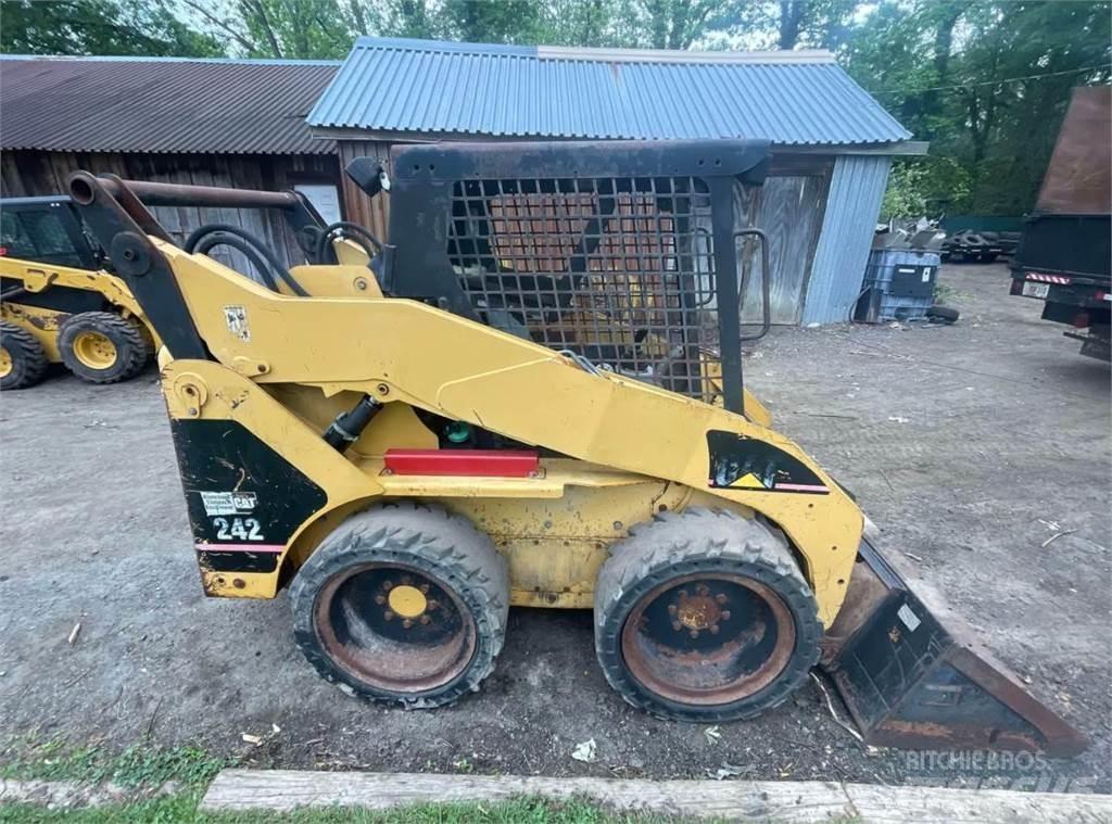 CAT 242 Minicargadoras