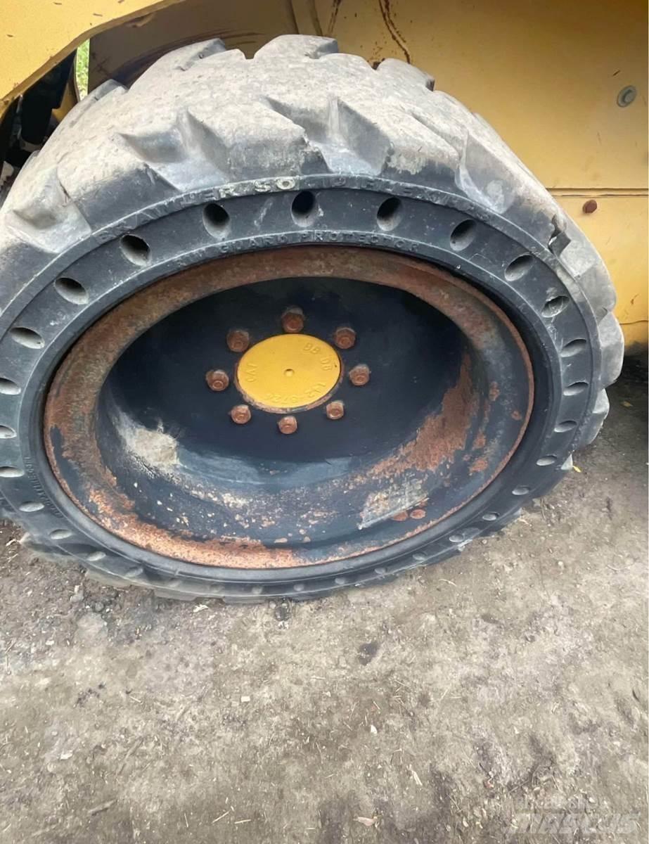 CAT 242 Minicargadoras