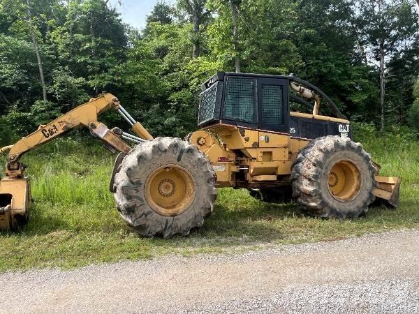 CAT 525 Arrastrador de troncos