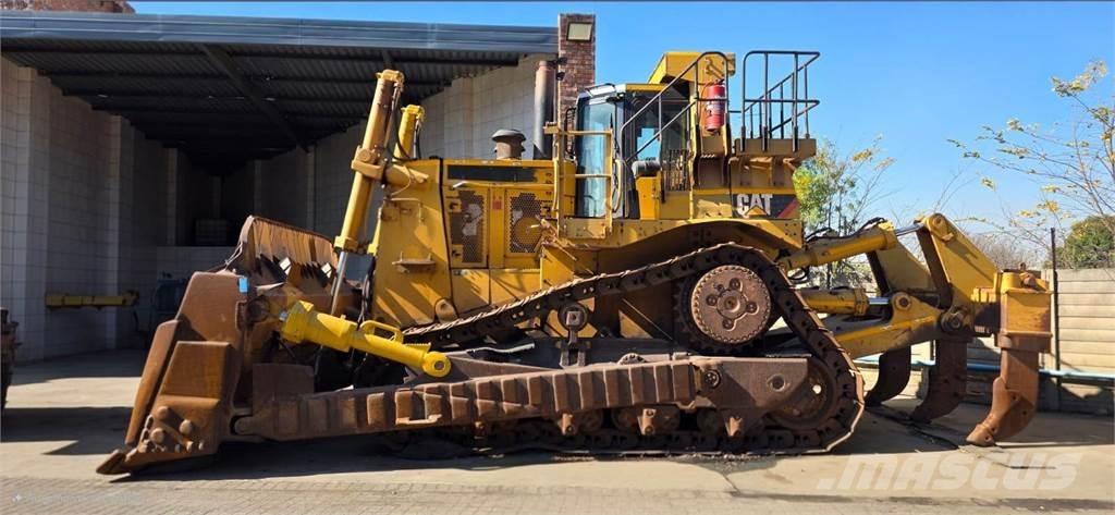 CAT D10T Buldozer sobre oruga