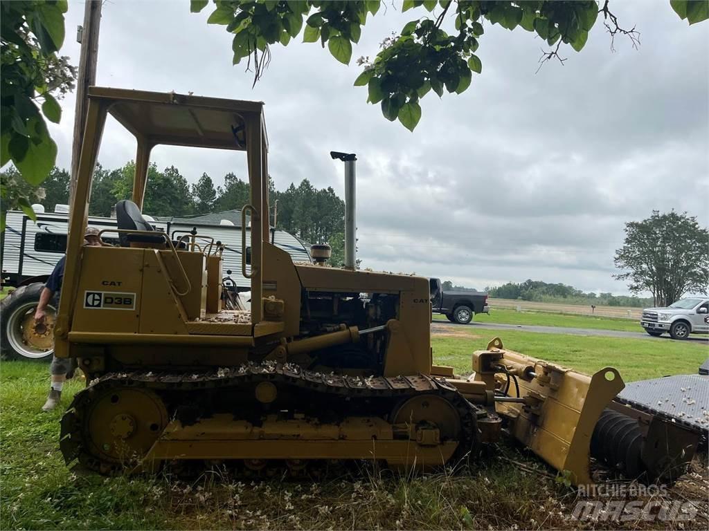 CAT D3B Buldozer sobre oruga