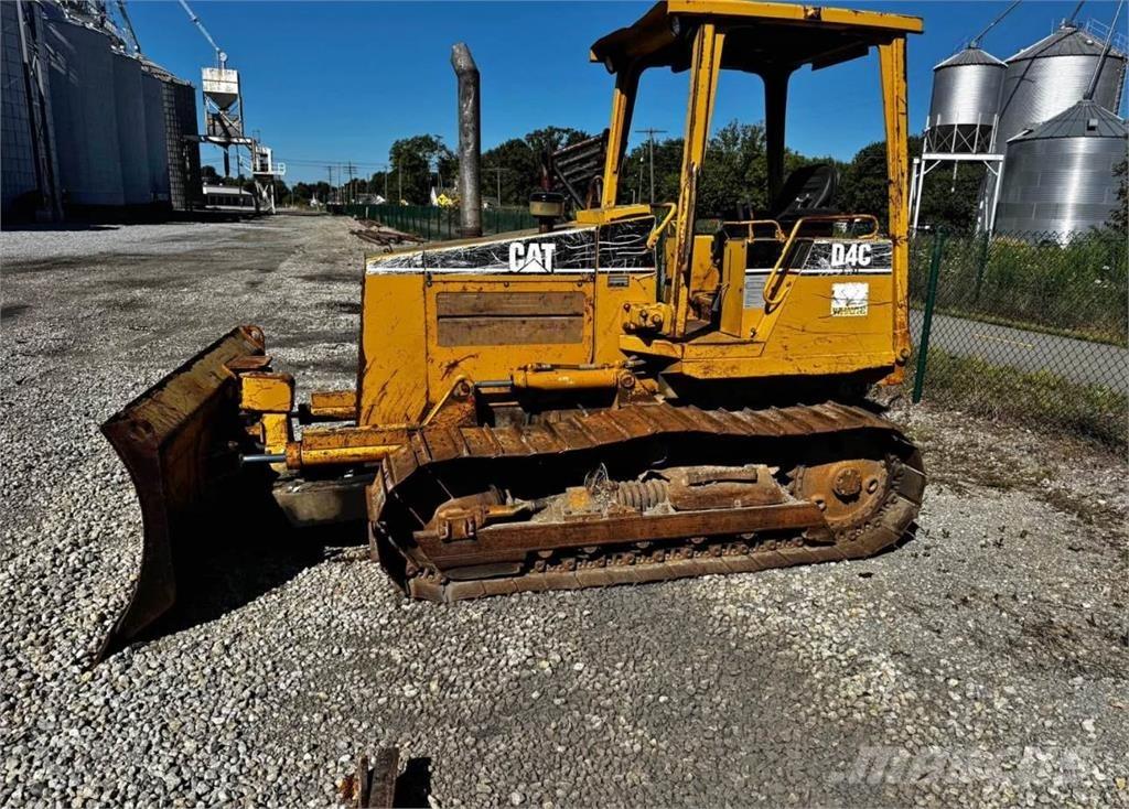CAT D4C Buldozer sobre oruga