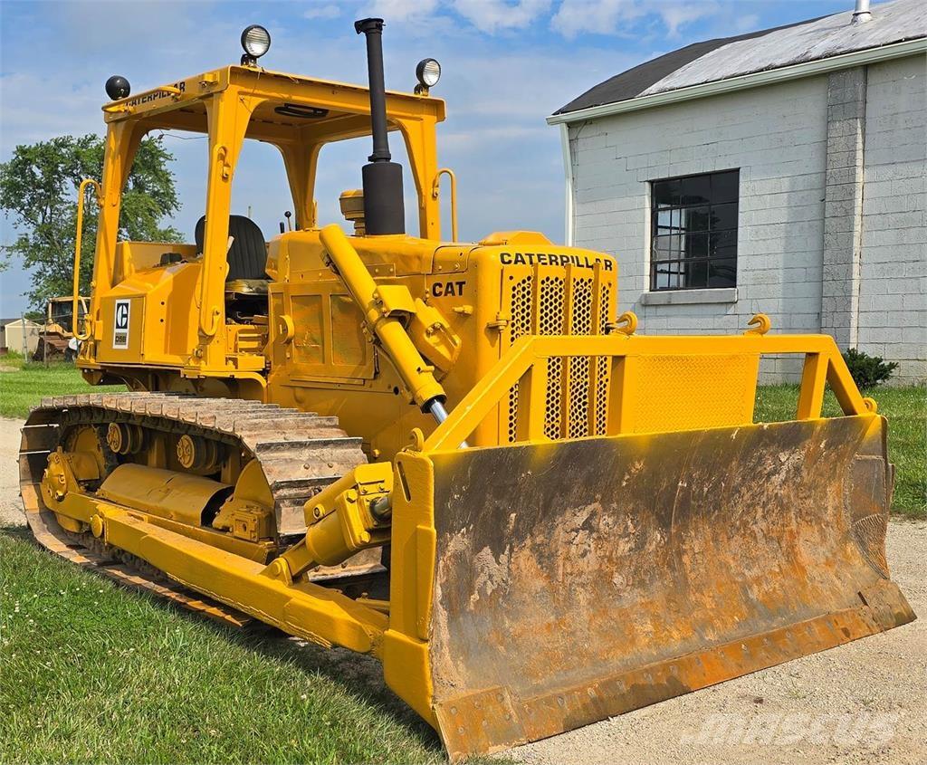 CAT D5B Buldozer sobre oruga