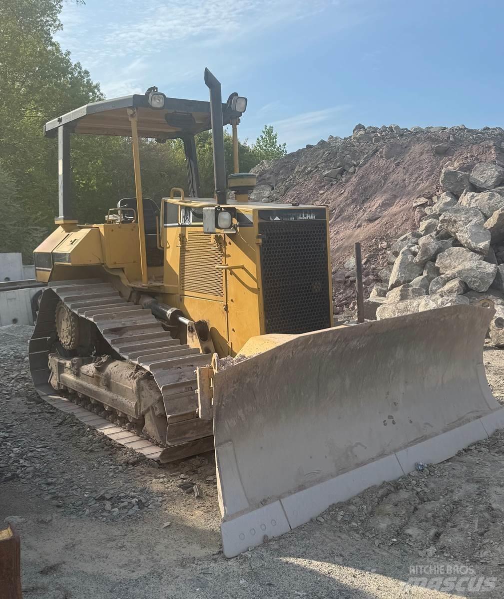 CAT D5M Buldozer sobre oruga