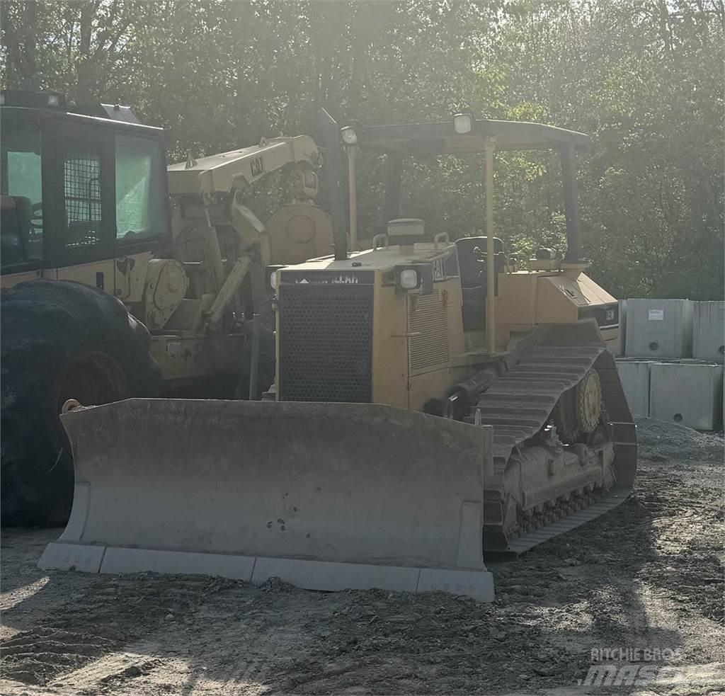 CAT D5M Buldozer sobre oruga