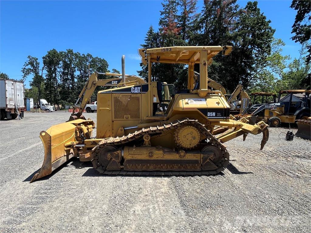 CAT D5N Buldozer sobre oruga